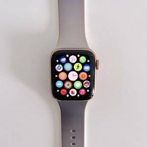 Apple Watch SE in Gold- 40mm.